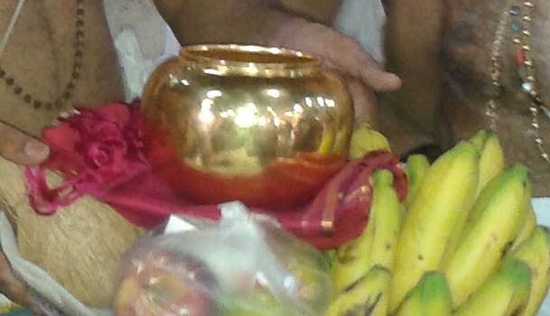 ஸ்ரீநடராஜர் கோயிலுக்கு பக்தர் வழங்கிய ரூ.1.5 லட்சம் மதிப்பிலான தங்க அபிஷேக கலசம்